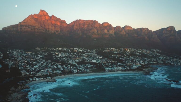 Cidade do Cabo: Um Mosaico Cultural entre Montanhas e Oceano